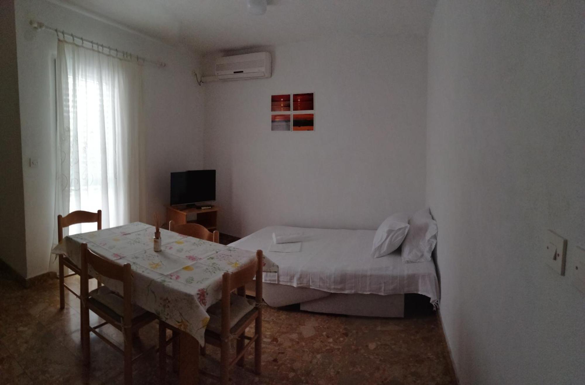 Apartments Vini And Ivana Sućuraj Quarto foto