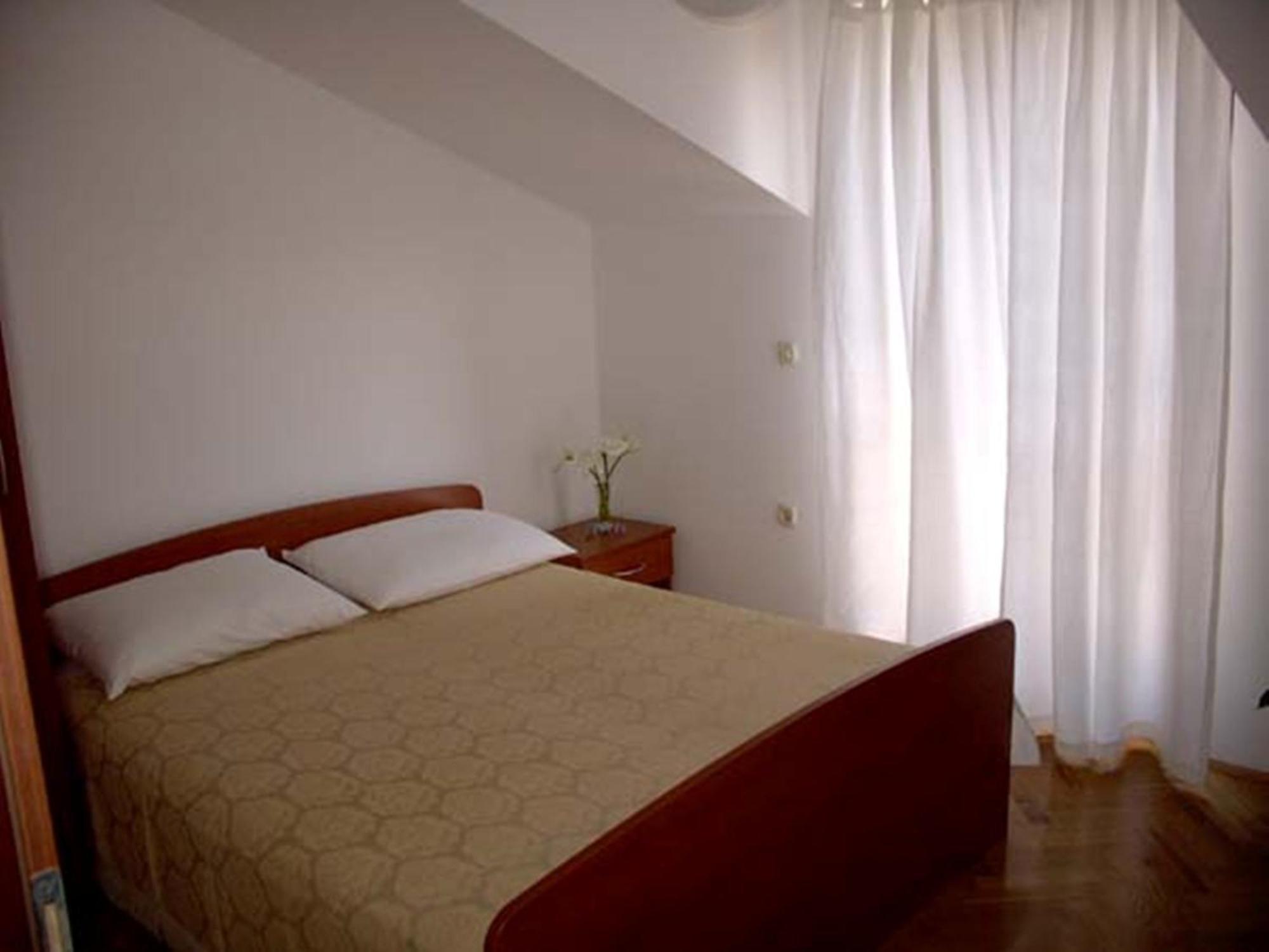 Apartments Vini And Ivana Sućuraj Quarto foto